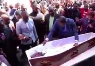 Sahtekar Papazdan 'Ölü Diriltme' Gösterisi