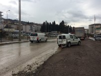 Tır İle Hafif Ticari Araç Çarpıştı Açıklaması 1'İ Çocuk 3 Yaralı