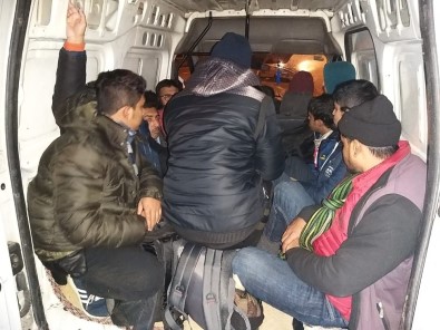 Yine Şok Görüntüler Açıklaması 5 Kişilik Araçtan 12 Kişi Çıktı