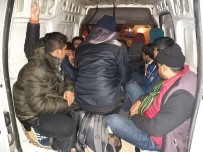 Yine Şok Görüntüler Açıklaması 5 Kişilik Araçtan 12 Kişi Çıktı