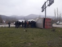 Yoldan Çıkan Kamyon Yan Yattı, 1'İ Ağır 2 Kardeş Yaralandı