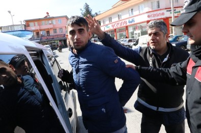 Aşık Olduğu Kadın Ve Erkek Arkadaşı Tarafından Gasp Edildi