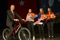Bakan Selçuk Bisiklete Bindi