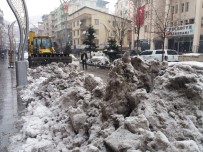 KAR YIĞINLARI - Belediye Ekipleri Karla Mücadele Ediyor