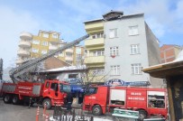 İTFAİYE ARACI - Bilecik'te Çatı Yangını Korkuttu