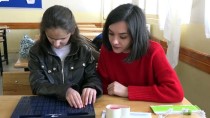 ENGELLİ ÖĞRENCİ - Görmeyen Öğrencisine 'Işık' Oldu