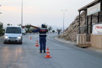 ÇEŞMELI - Jandarma Trafik Timleri 7 Bin 994 Aracı Kontrol Etti