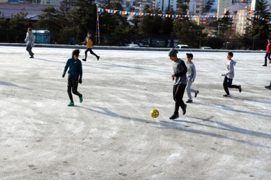 Öğrencilerin Buzlu Zeminde Futbol Keyfi