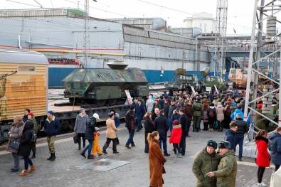 Rus Ordusu Suriye'de Ele Geçirdiği Silahları Şehir Şehir Gezdirip Halka Gösteriyor