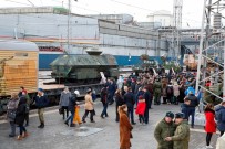 NOVOSIBIRSK - Rus Ordusu Suriye'de Ele Geçirdiği Silahları Şehir Şehir Gezdirip Halka Gösteriyor