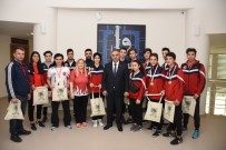 Şampiyon Sporculardan Başkan Ay'a Ziyaret