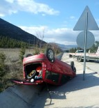 DİKKATSİZLİK - Takla Atan Otomobil Ters Dönerek Şarampole Uçtu