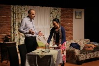 TİYATRO OYUNU - Turgutlu'da '9 Canlı' Tiyatro Oyunu Beğenildi