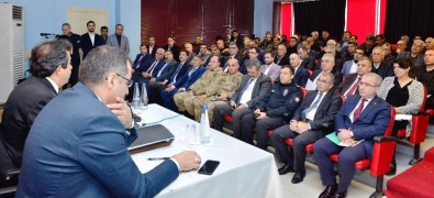 Vali Güzeloğlu, Lice'de Muhtarlarla Bir Araya Geldi