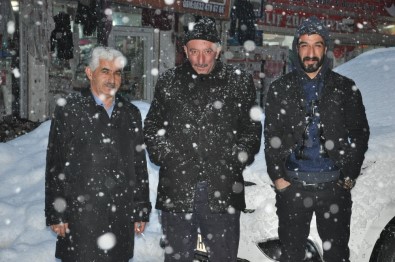 Yüksekova'da Kar Yağışı Hayatı Felç Etti