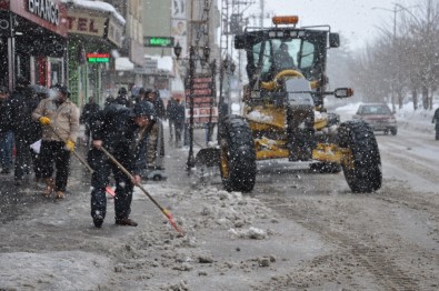 Yüksekova'da Yoğun Kar Yağışına Rağmen Karla Mücadele