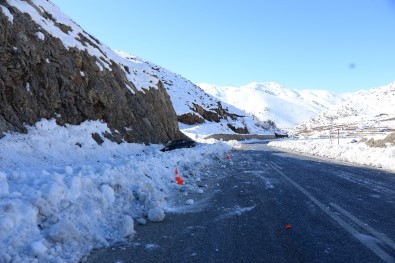 Buzda Kayan Otomobil Takla Attı Açıklaması 3 Yaralı