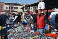 BALIK TEZGAHLARI - Karadeniz Hamsisine Yoğun İlgi