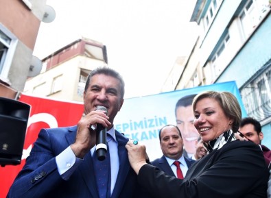 Mustafa Sarıgül, DSP Bayraklarıyla Gövde Gösterisi Yaptı