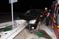 Otomobil Bariyerlere Çarptı; 2 Yaralı