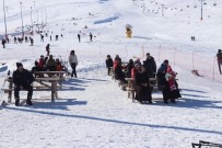 KAR KALINLIĞI - Tatilciler Yıldızdağı'na Akın Etti