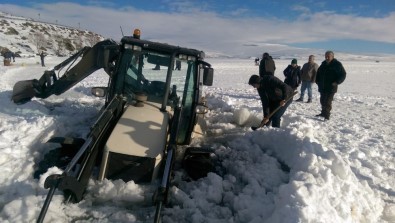 Yüzeyi Buz Tutan Çıldır Gölü'ne Çıkan Kepçe, Göle Gömüldü