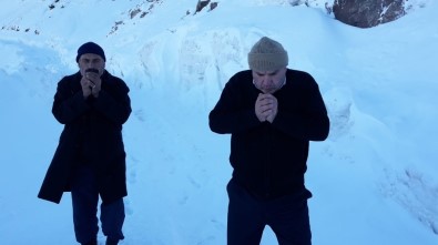 Cenazeye Katılmak İçin 5 Saat Karda Yürüdüler