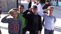 Çocuklar Polisi Asker Selamıyla Karşıladı, Polis PKK Yazılarını Ay Yıldız İle Kapattı