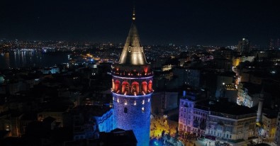 İstanbul'da Galata Kulesi İle Köprüler Mavi Ve Turuncuya Büründü