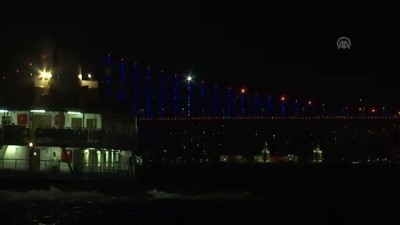 İstanbul'un Simgeleri 'Mavi-Turuncuya' Büründü