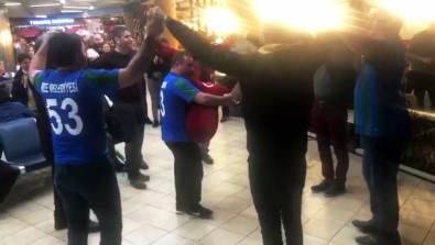 (Özel) Uçak Beklerken Tulum Çalıp Horon Oynadılar