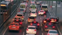 TRAFİK YOĞUNLUĞU - Yarıyıl Tatilinin Bitmesiyle İstanbul Trafiğinde Yoğunluk Oluştu