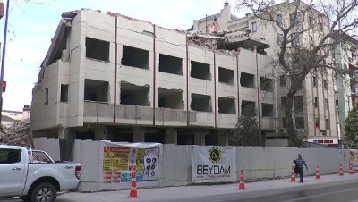 Yıkım Yapılan Eski Hastane Binasının Çökmesi