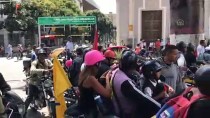 Caracas'ta Motosikletlilerden Maduro'ya Destek Gösterisi