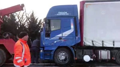 Devrilen Tır Otoyolda Ulaşımı Aksattı