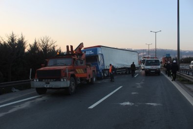 Devrilen Tır TEM'i Trafiğe Kapattı