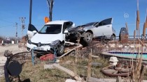 BAYRAM ÖZ - Elazığ'da Çarpışan İki Otomobil Bahçe Duvarına Çıktı