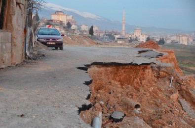 Kahramanmaraş'ta Çöken Yol Tehlike Saçıyor