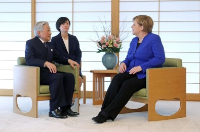 Merkel, Japon İmparatoru ile bir araya geldi