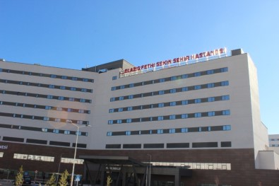 Şehir Hastanesinin 'Fethi Sekin'  Tabelası Asıldı