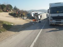 Yolcu Otobüsüyle Tır Çarpıştı Açıklaması 18 Yaralı