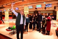 İSMAIL ERDEM - AK Parti Ataşehir Belediye Başkan Adayı İsmail Erdem Gençlerle Bowling Turnuvasına Katıldı