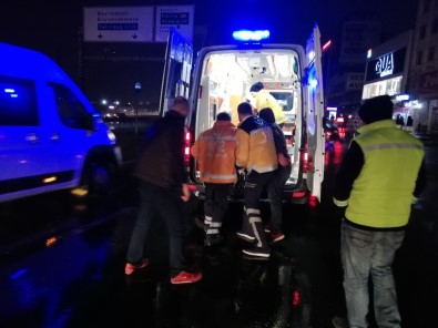 Avcılar'da E-5 Yanyol'da Yere Düşen Eşyasını Almaya Çalışan Yaşlı Adama Araba Çarptı