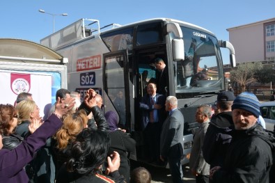 Başkan Özakcan Seçim Otobüsünden Halkı Selamladı