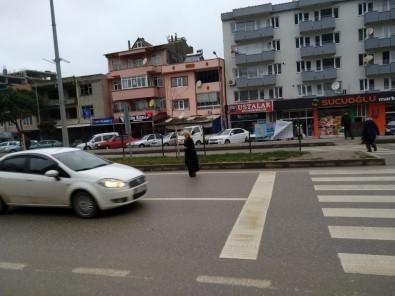 Lapseki'de Sürücüler Yayalara Yol Vermedi