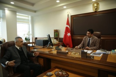 Mustafa Savaş; 'Büyükşehir, Üniversiteyle Diyalog Kursa Daha Güzel Bir Aydın Olurdu'