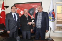 TÜRKLER - Taksiciden Örnek Davranış Açıklaması 2 Bin Doları Teslim Etti