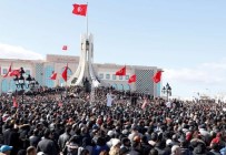 Tunuslu Öğretmenler Hükümet Binasının Önünde Toplandı