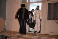 KATİL ZANLISI - 4 Çocuğunun Gözleri Önünde Eşinin Boğazını Kesti