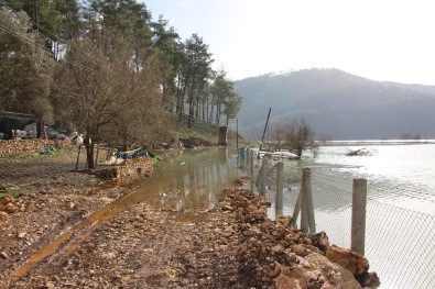 Antalya'da Baraj Taştı, Yollar Su Altında Kaldı